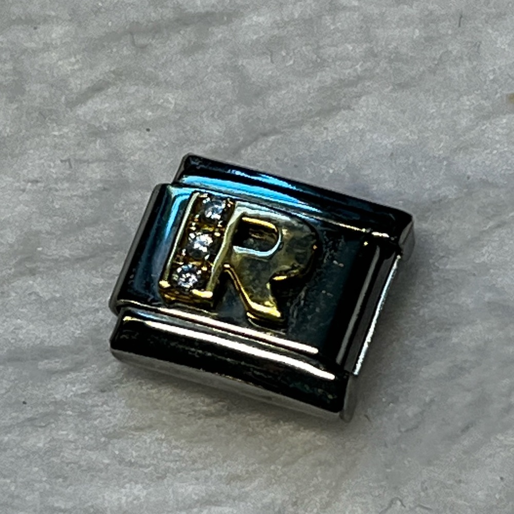 Piercing pagoda bracelet link “R“